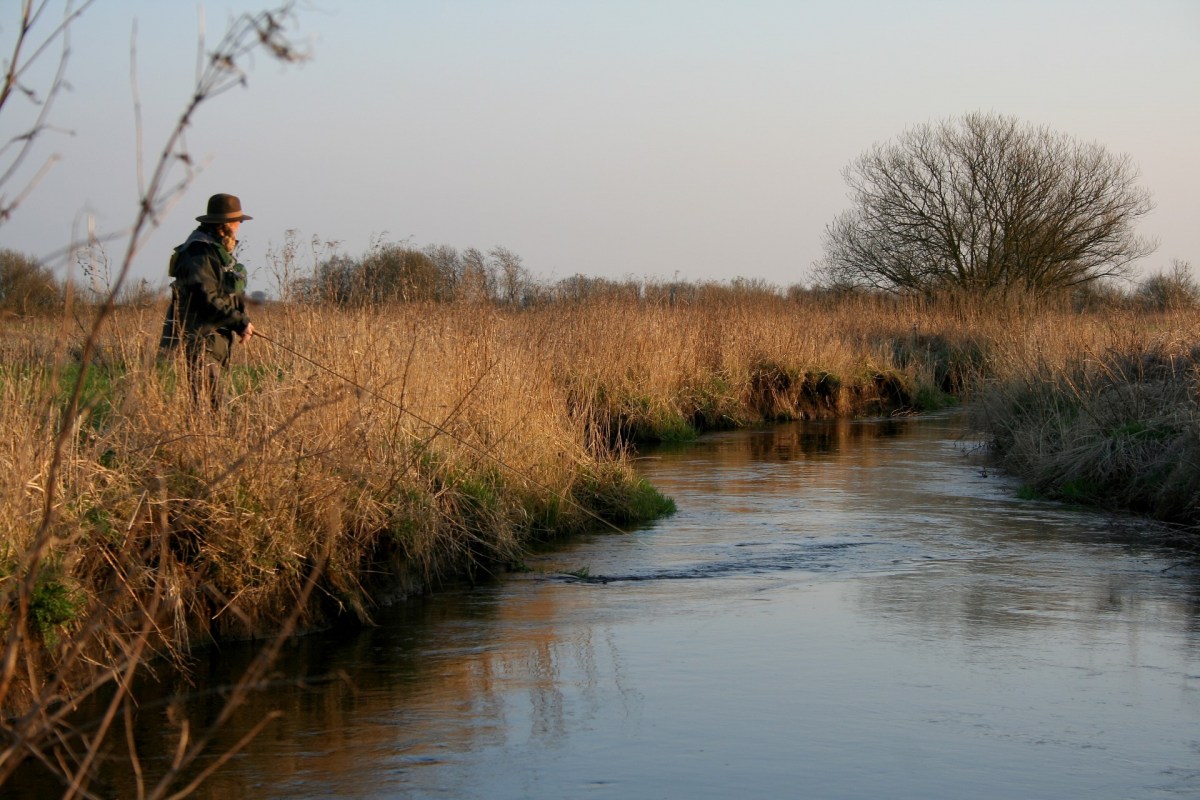 Angeln an einem Nebenfluss der Vidå in Süddänemark