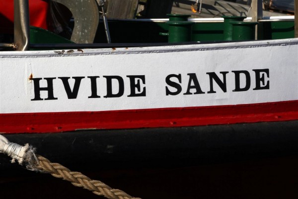 Hier sind Heringsangler richtig! 'Hvide Sande' heißt übrigens auf deutsch 'weißer Sand' Fischkutter mit Aufschrift Hvide Sande