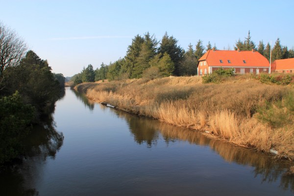 Blick von der Brücke am Kærgårde Vej stromab Die Henne Mølleå bei Henne Strand