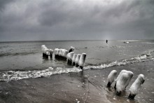 Winterimpressionen: Meerforellenangler auf Møn am Råbylille Strand