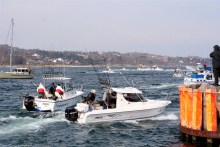 Trolling-Boote an der Hafenausfahrt von Tejn